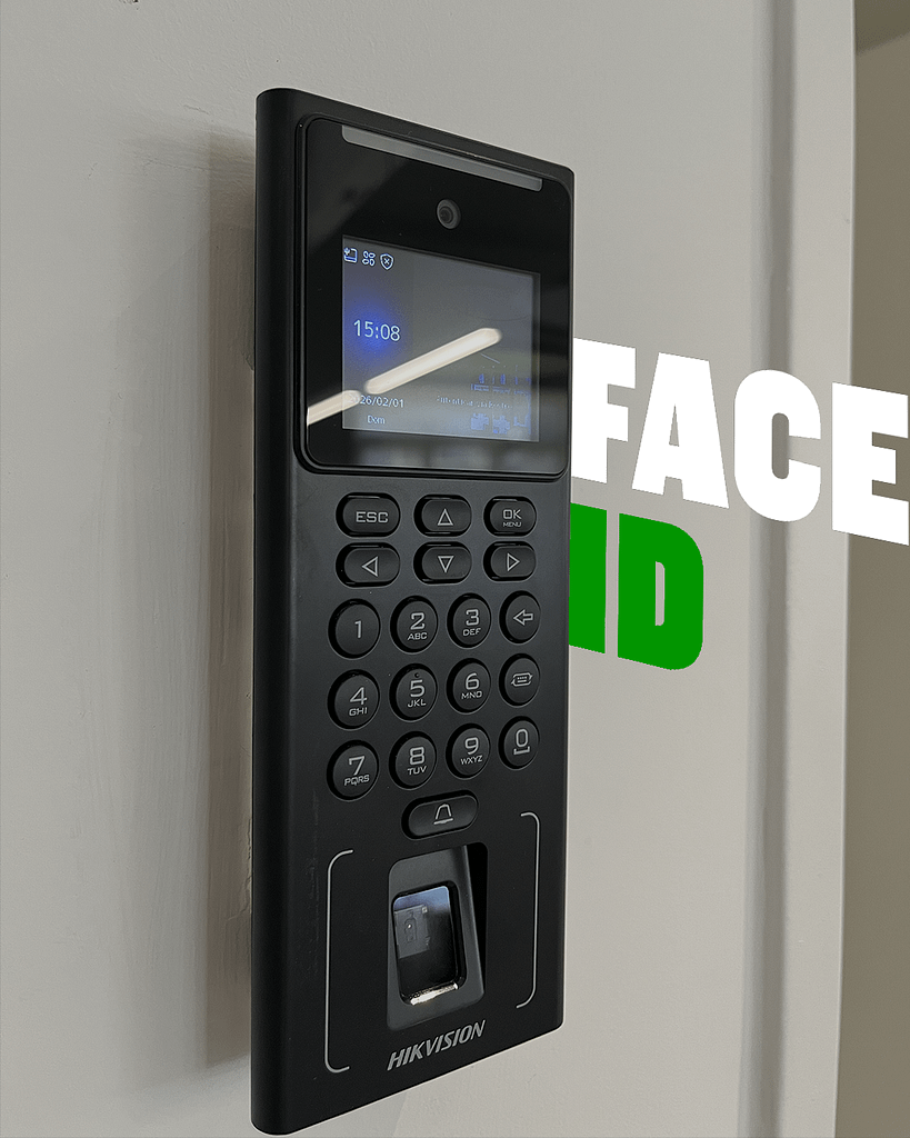 control de acceso facial sobre fondo blanco que dice "face id"